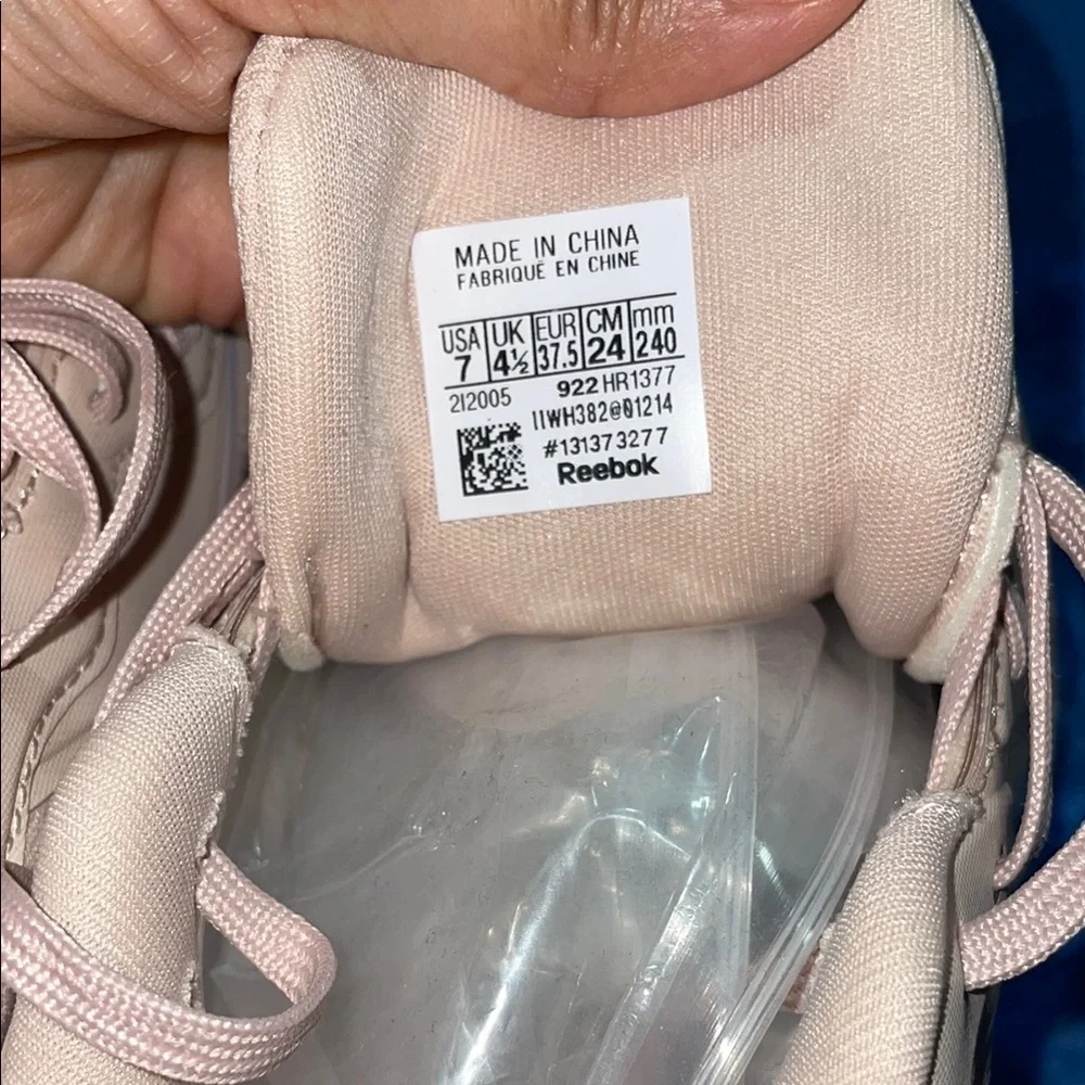 Reebok Pink Sneakers Modern Athletic Design